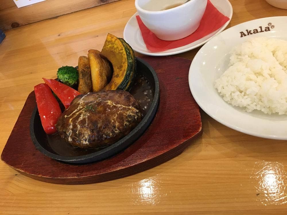 カフェアンドダイニング アカラ