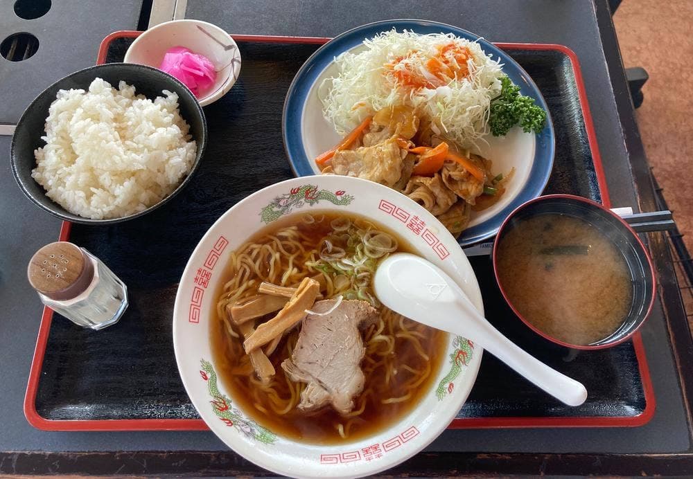 ファミリーレストラン 八億