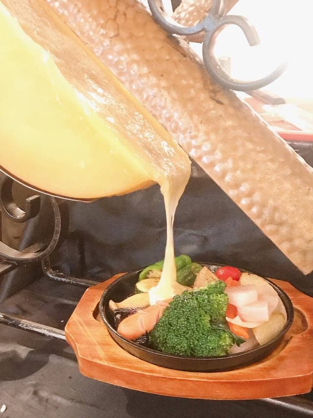 湯島ワンズラクレット 世界のチーズ酒場 - サブ画像1