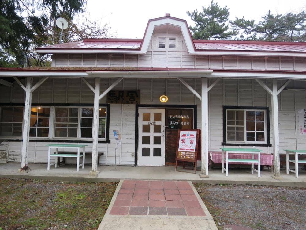赤い屋根の喫茶店 駅舎