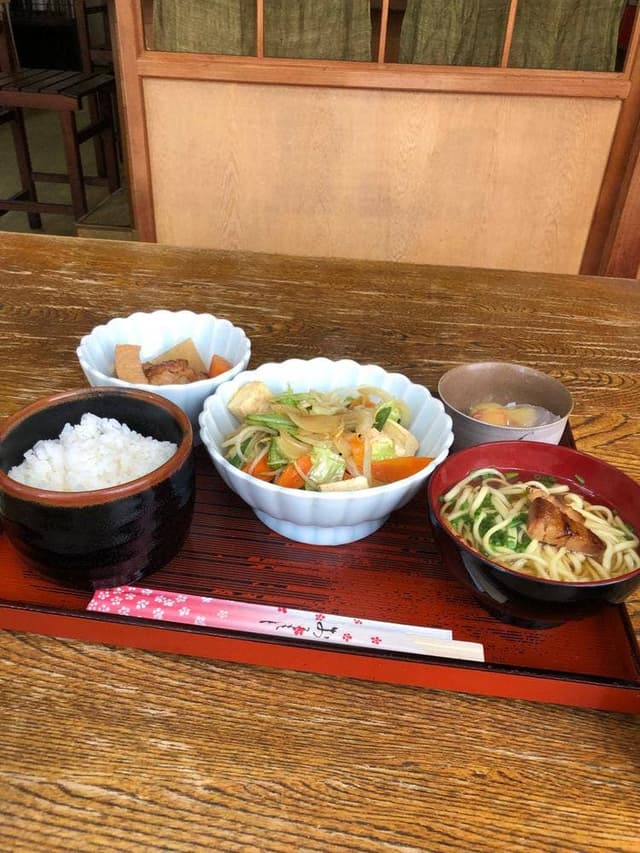 岩 - サブ画像1