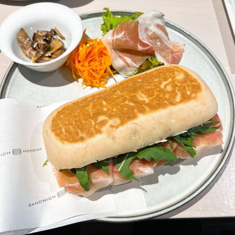 SANDWICH MOMENT