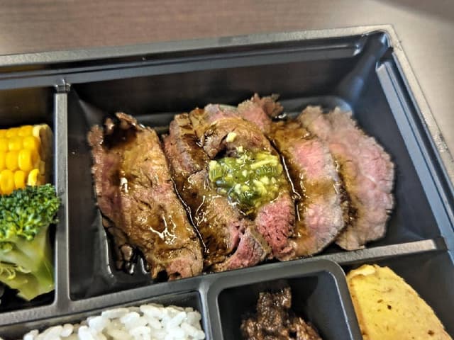 近江牛ステーキ弁当 八傳 - サブ画像1