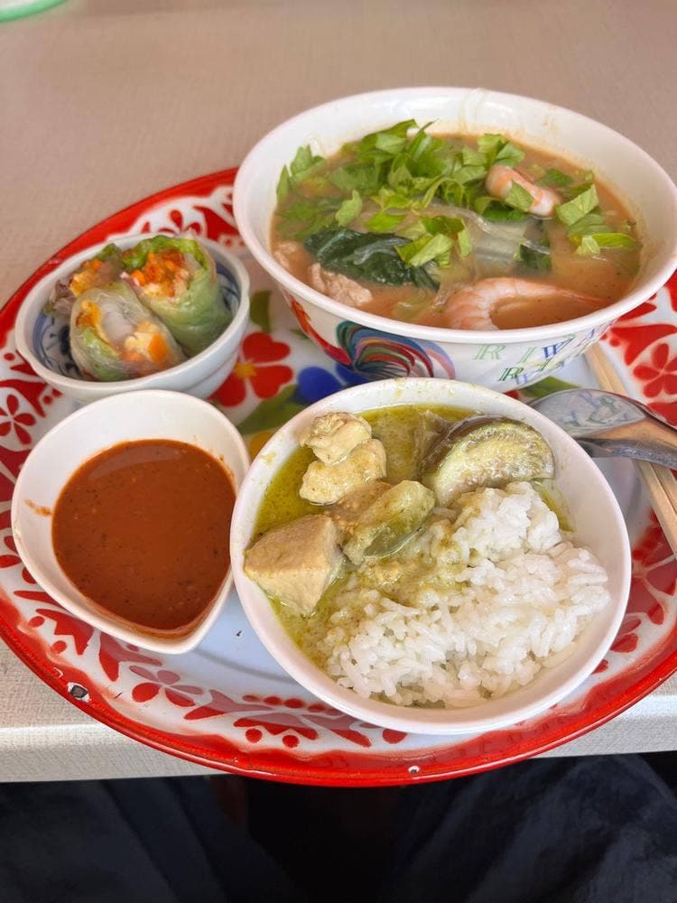 タイ料理とカラオケ クンヤーイ