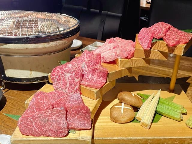 炭火焼肉・にくなべ屋 神戸びいどろ 初台店 - サブ画像1