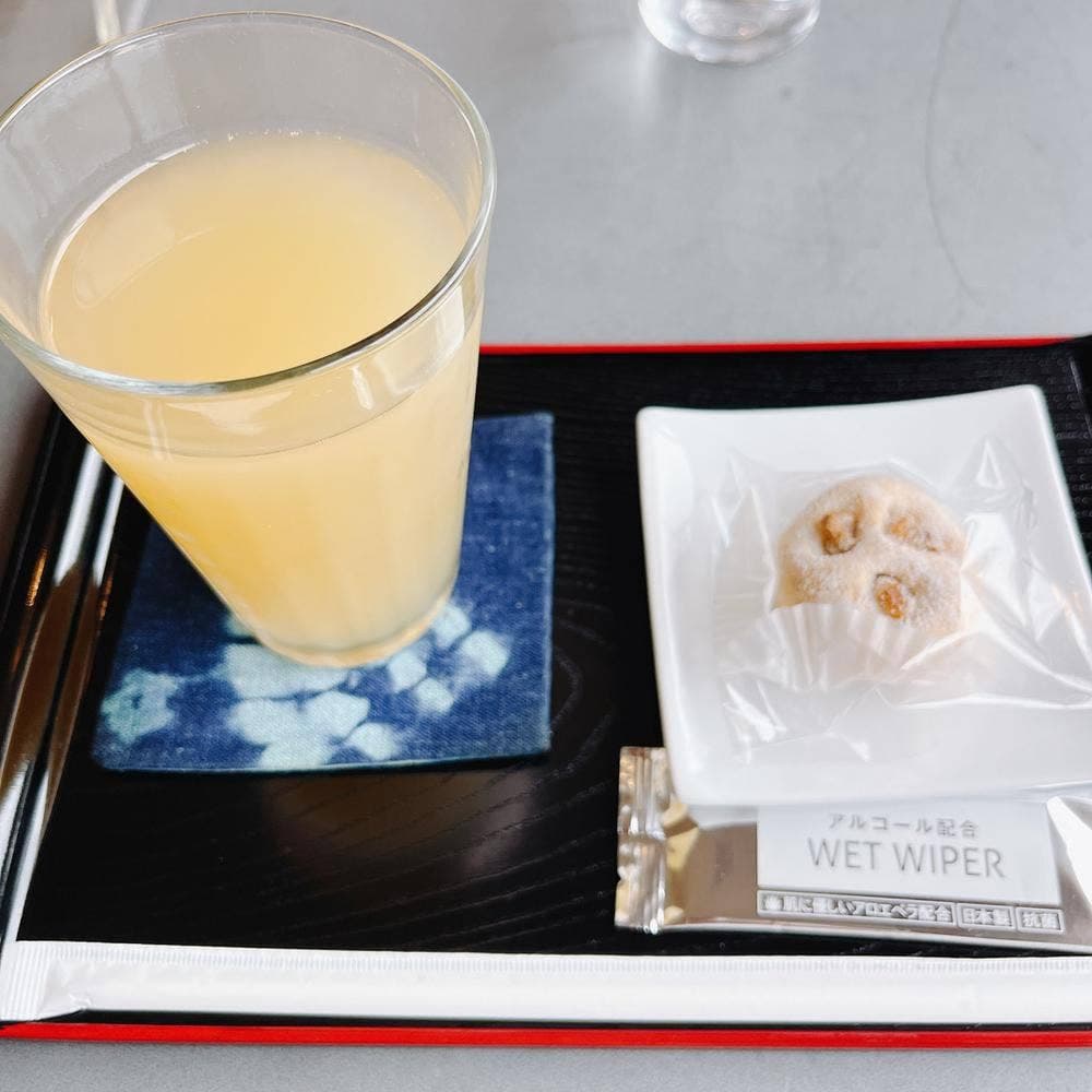 三重塔が見える喫茶室