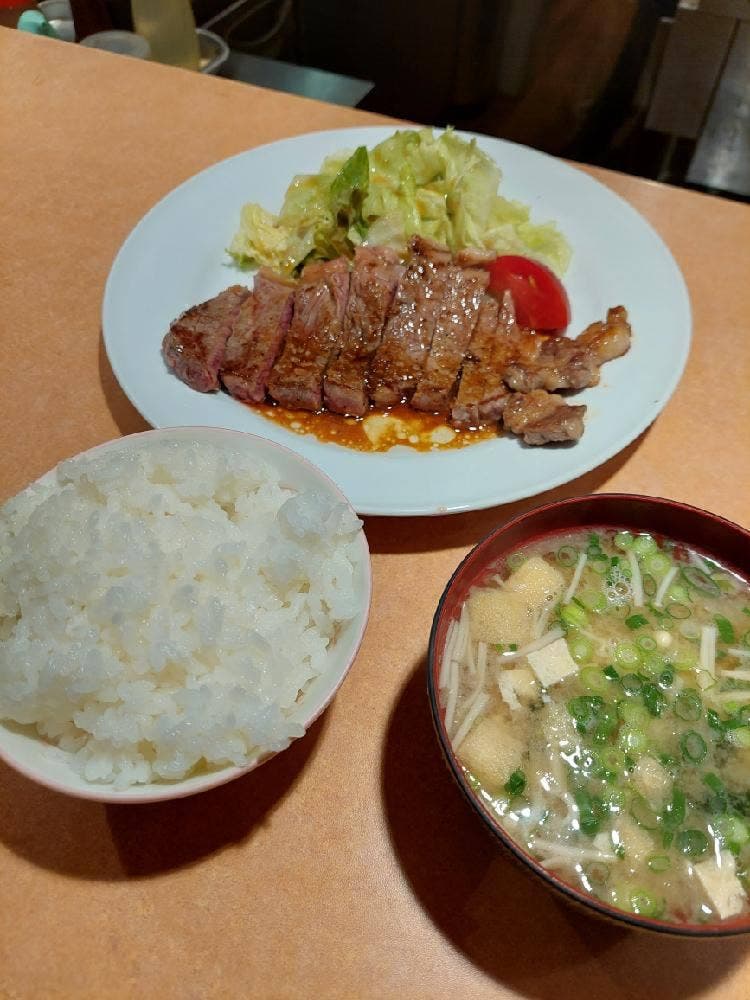 ステーキとおる