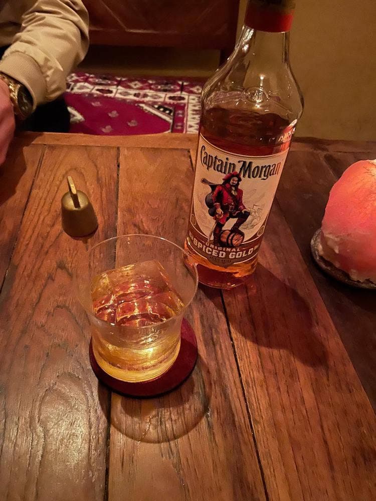 太陽と月のBar Tovarisch