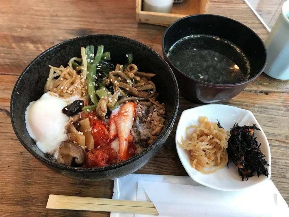 立って吞むおかだ