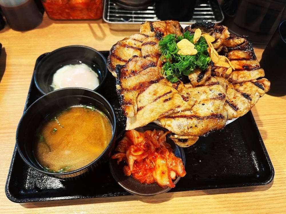 炭火焼き豚丼専門店 豚小家 三宮本店