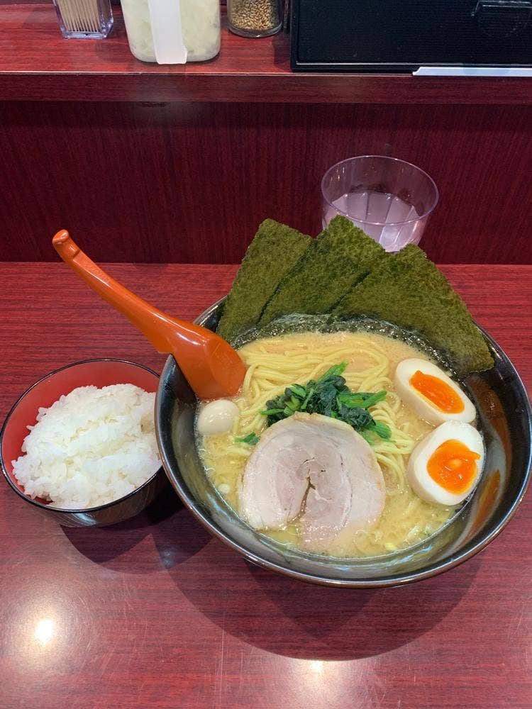 横浜家系ラーメン 赤家 新井薬師前店