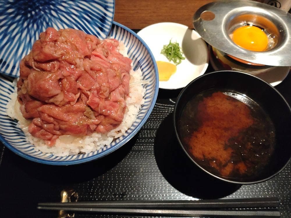 間借り 元祖レア牛丼 頂