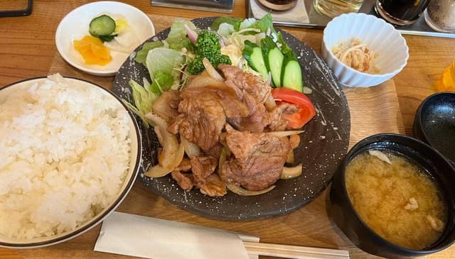 餃子とラーメンの旨い店 みよし - サブ画像1