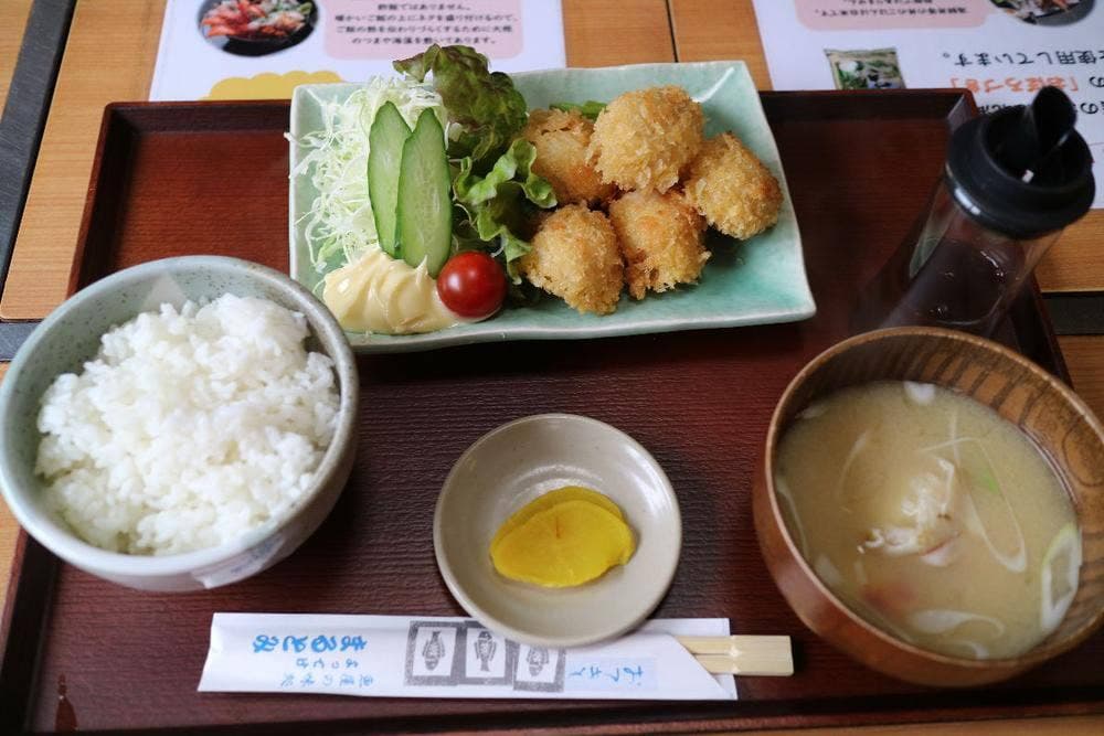 よってけまるとみ