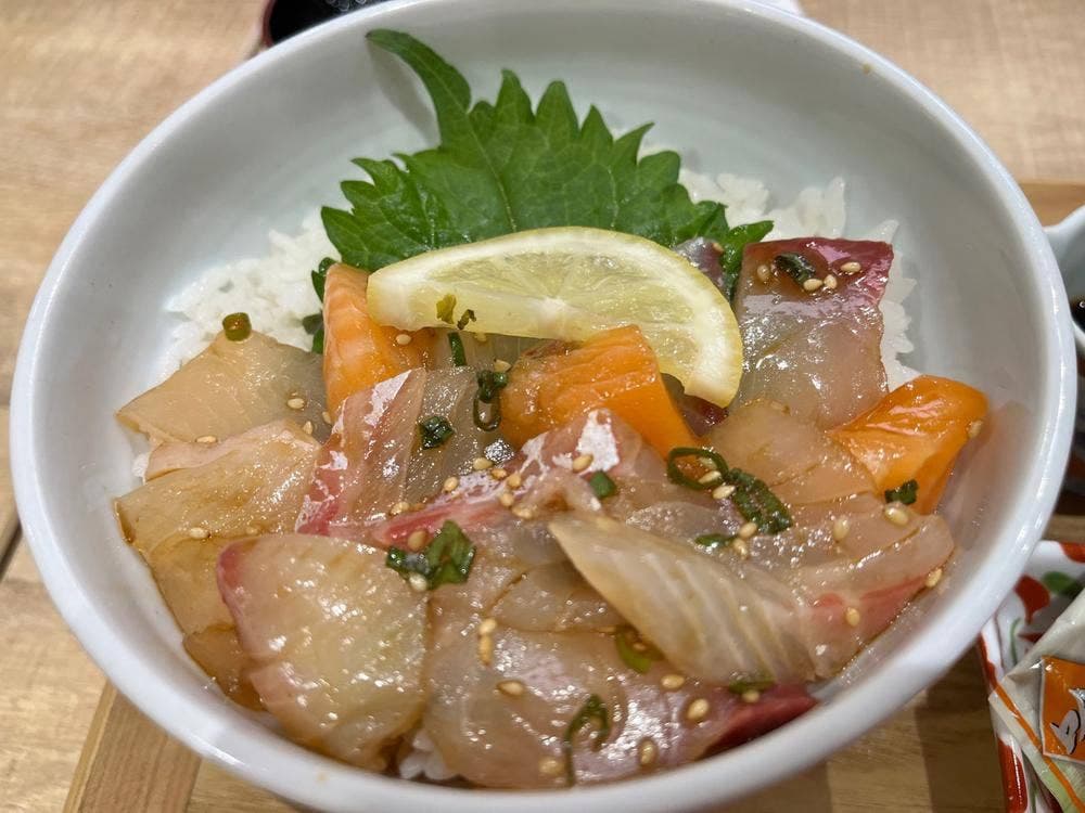 海鮮丼 角島魚心 THE OUTLETS KITAKYUSHU店