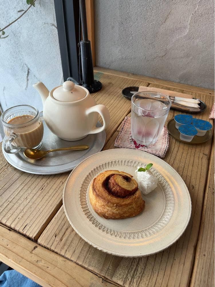 Go Go Round This World! Books&Cafe