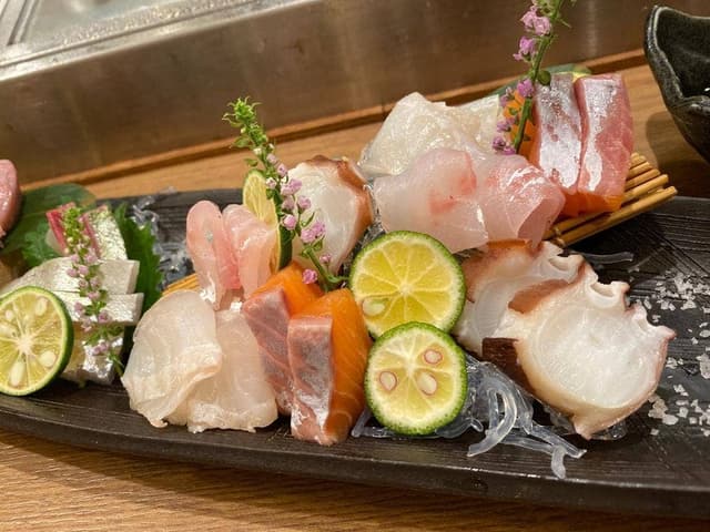 鮨と藁焼き 漁火 三宮店 - サブ画像3