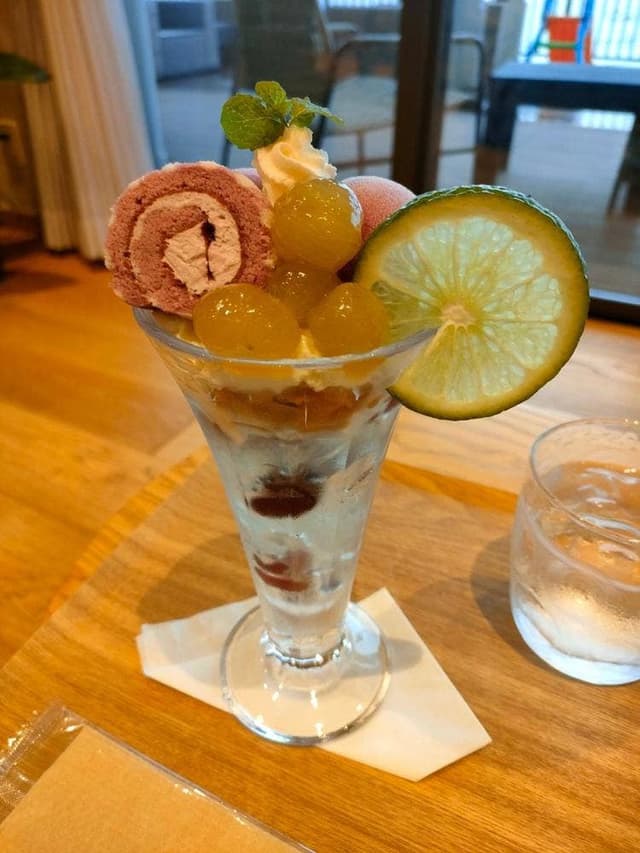 マゼラン湘南佐島 ブックカフェ - サブ画像1