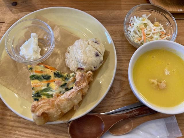 うみべのえほんや ツバメ号 カフェ - サブ画像1