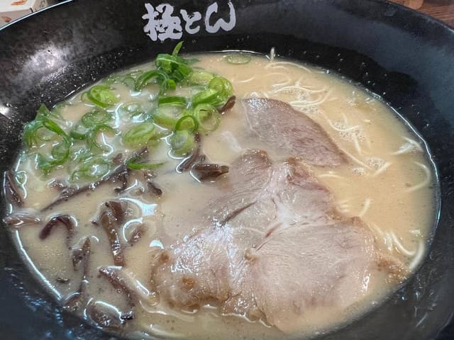 極とんラーメン 元町店 - サブ画像1