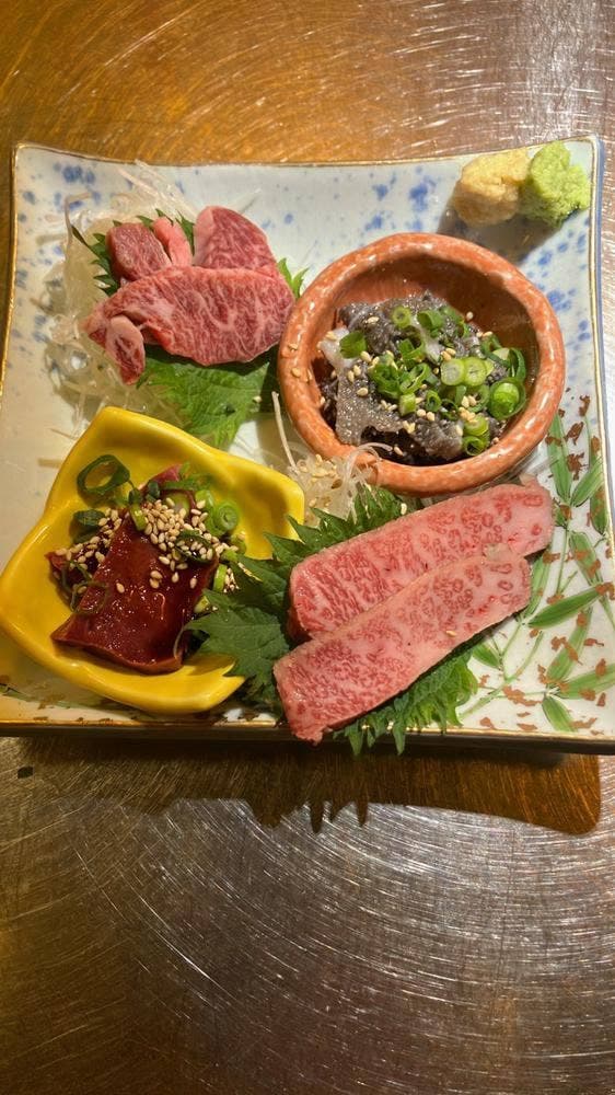 ホルモン酒場 六べこ