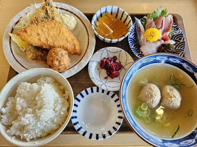 ひみ岸壁市場 食堂 - サブ画像1