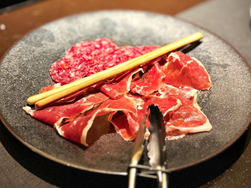 炭焼きステーキとワイン obiobi