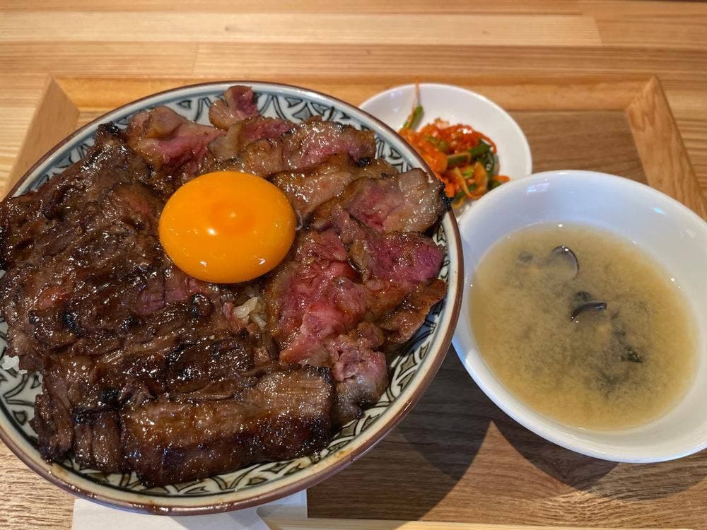 炭火たれ焼肉丼 萬牛カルビ