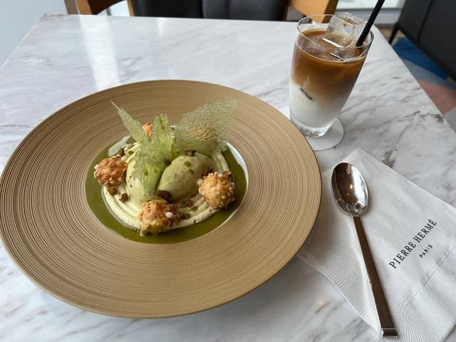 ピエール・エルメ・パリ 青山 - サブ画像3