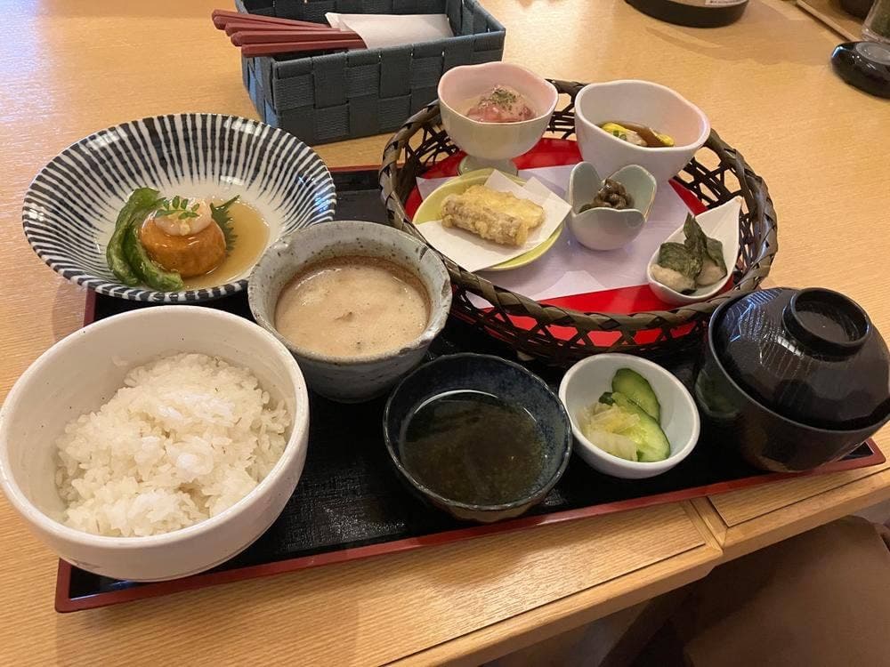 自然薯とろろ御膳 華花 緑店