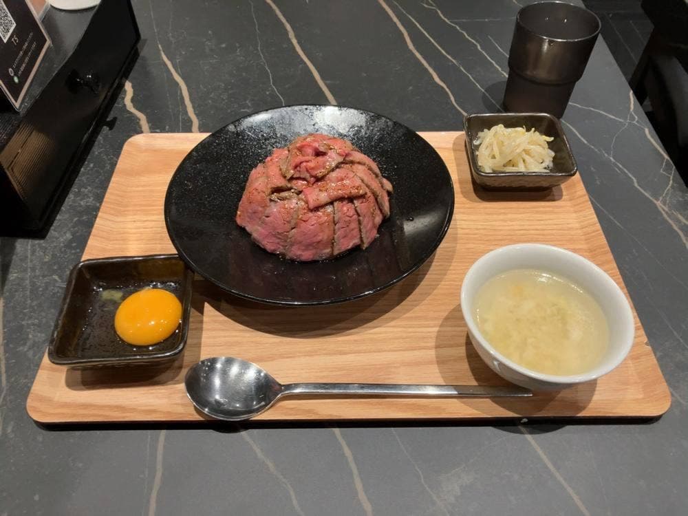 新宿牛タンローストビーフ 白か黒
