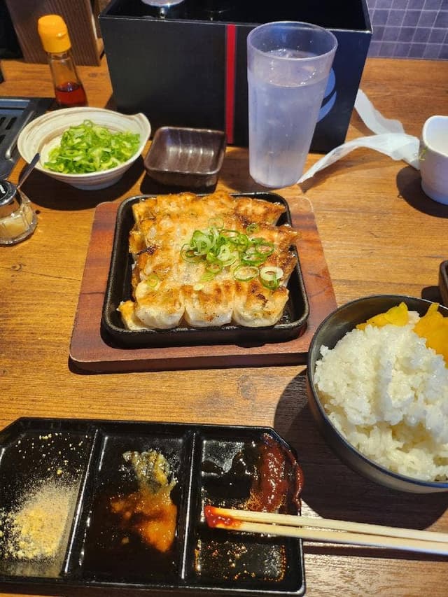 無敵ギョーザ 緑井店 - サブ画像1