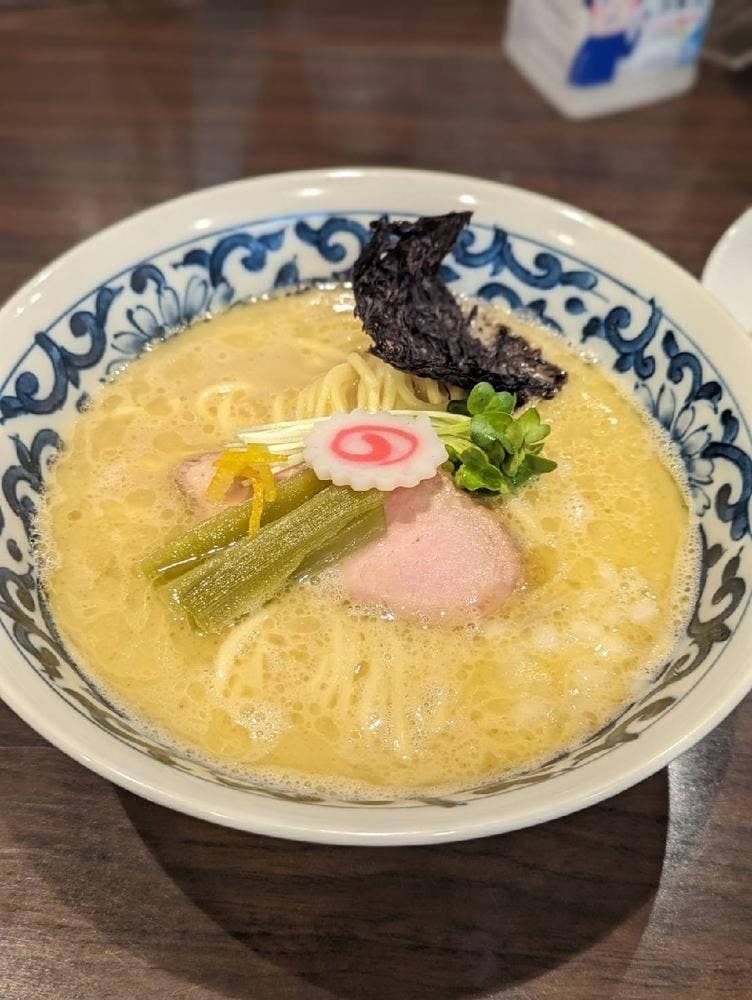 名物よだれ鶏と濃厚鶏白湯麺 MATSURIKA
