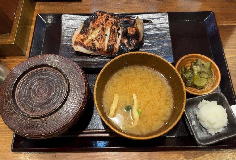 炭火焼干物定食 しんぱち食堂 ウィング上大岡店