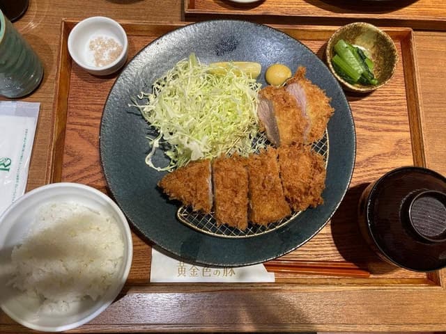 黄金色の豚 上里サービスエリア店 - サブ画像1