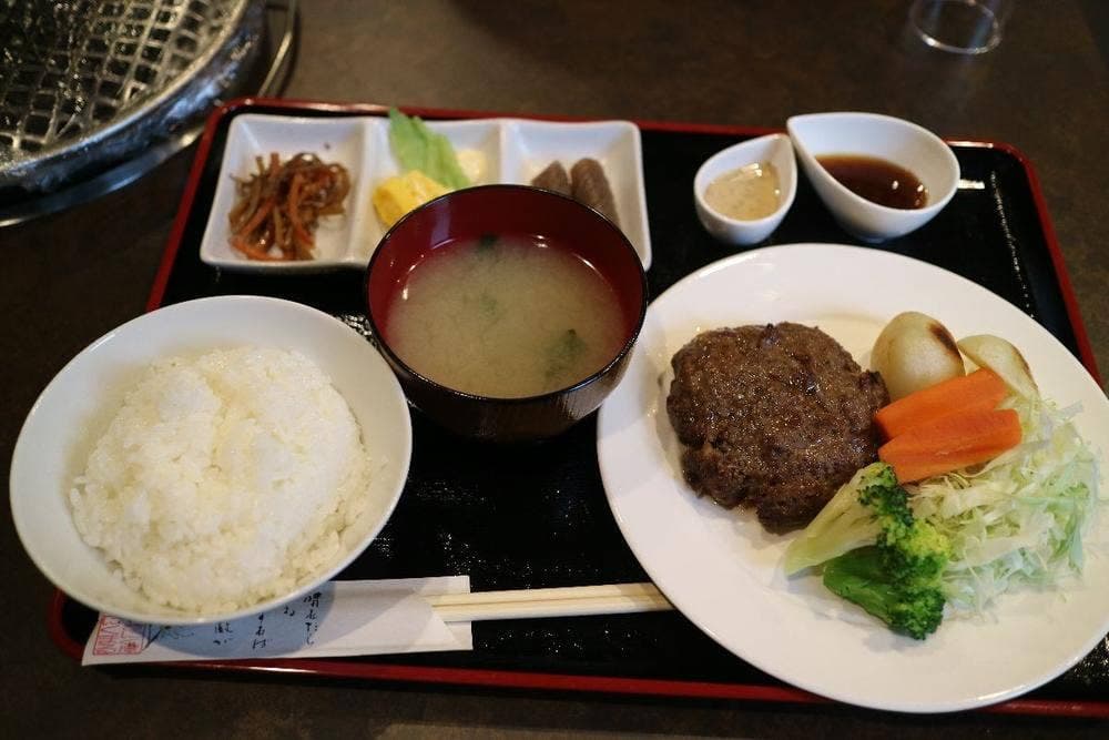 やきにく屋にくまる