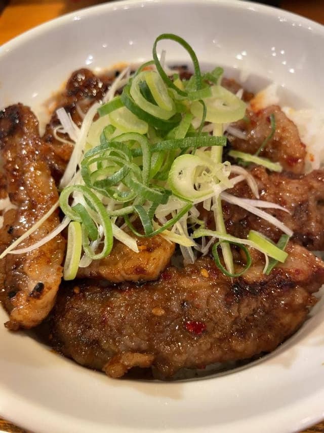精肉屋の焼肉丼おぼや 元町店 - サブ画像1