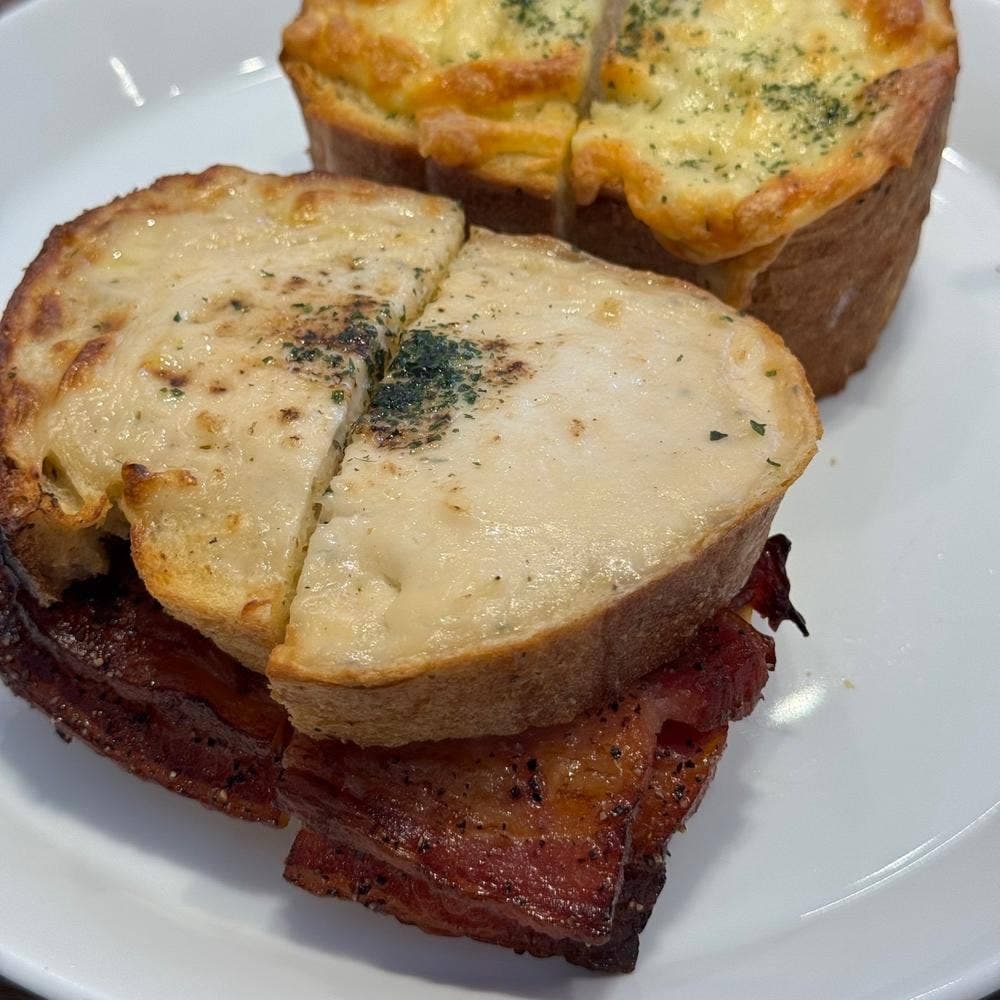 パンとエスプレッソと樹の下で