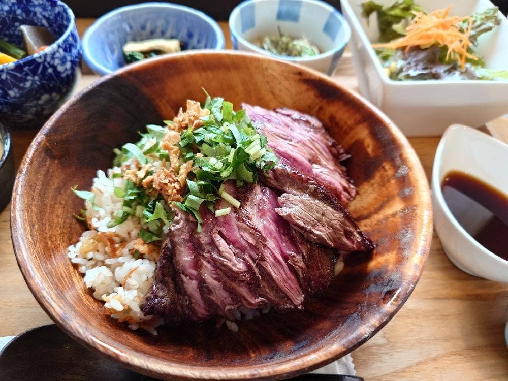 ステーキ丼専門店 黒べぇさん 手城店