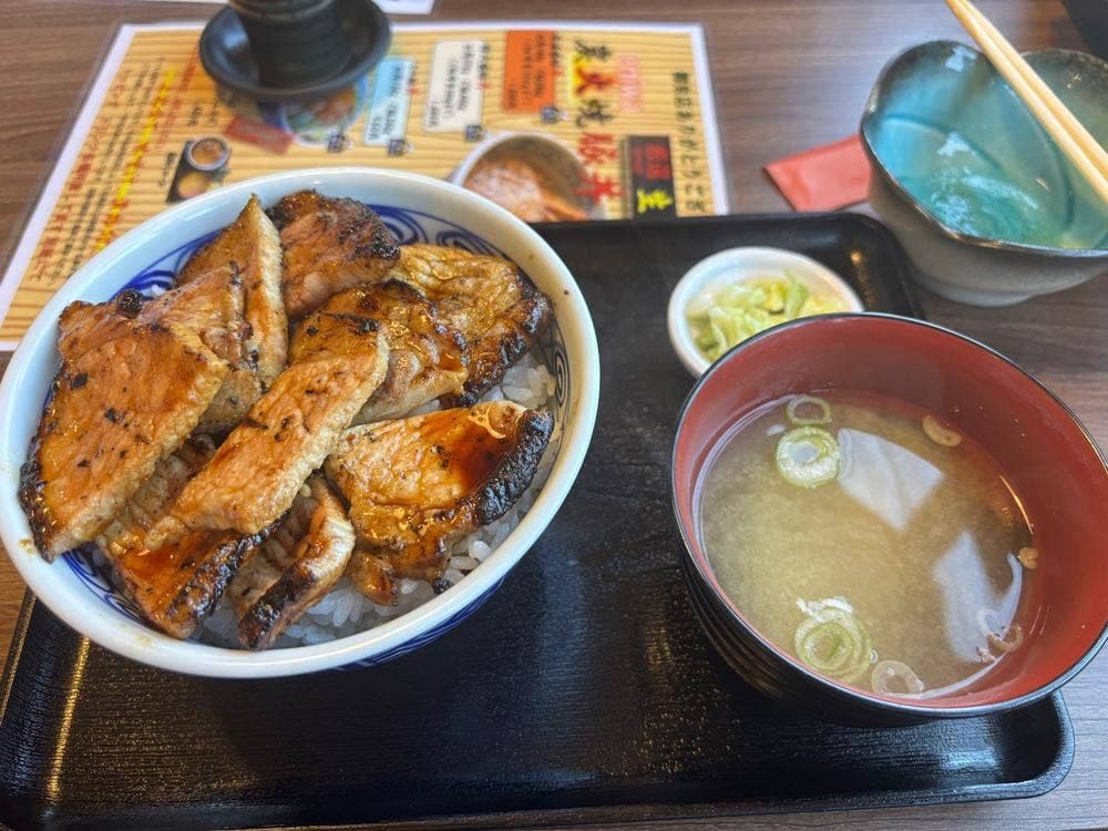 炭火焼豚丼 七凛茶屋坊ず