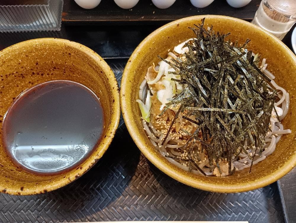 なぜ蕎麦にラー油を入れるのか。新橋店