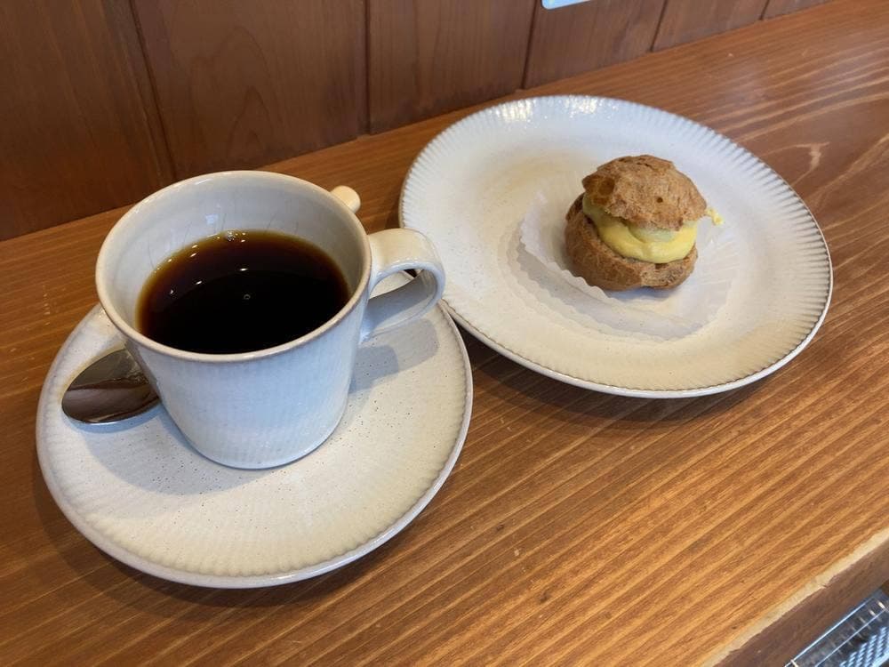 cafe & patisserie jaune