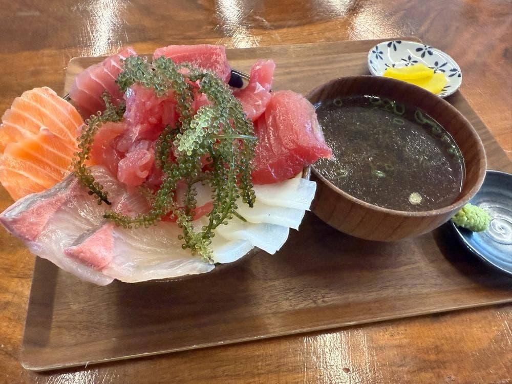 県産生まぐろ丼専門店つなや食堂