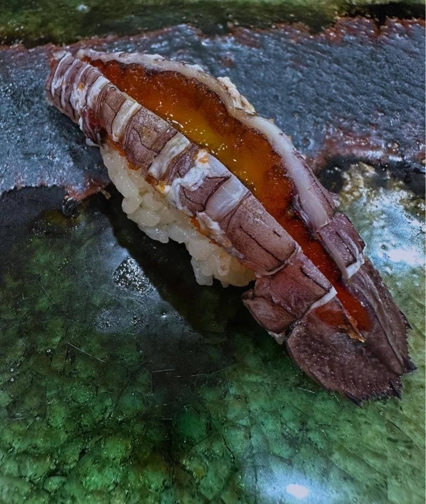 築地すしOmakase 近くの2階