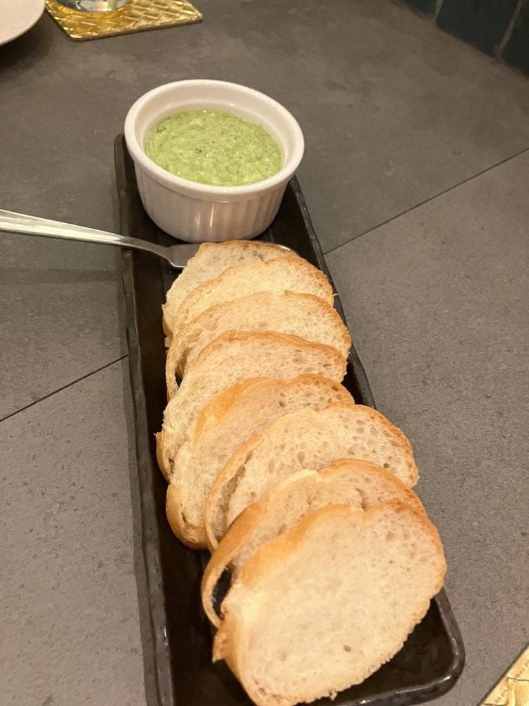 BISTRO TERRACE GORILLA