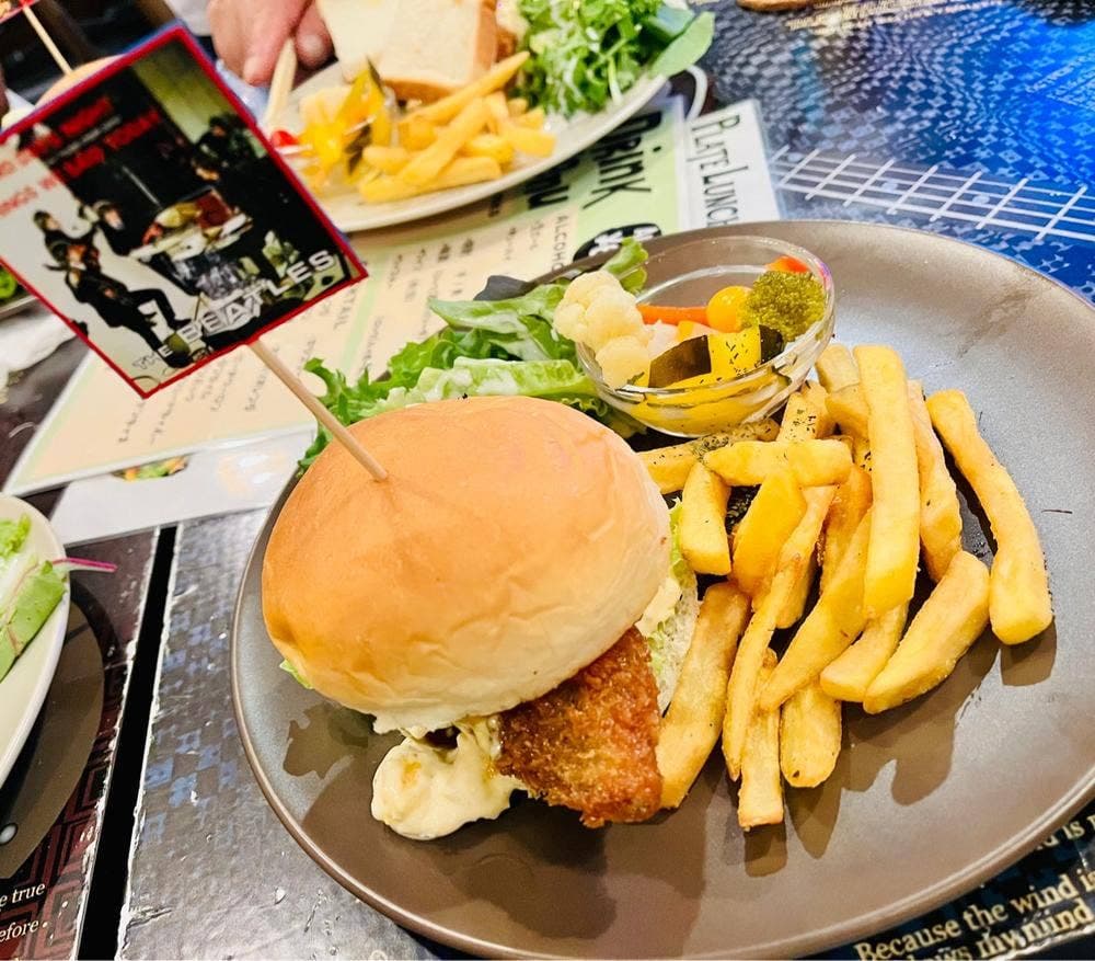 Dining＆Music Live Bar ヒア・カムズ・ザ・サン