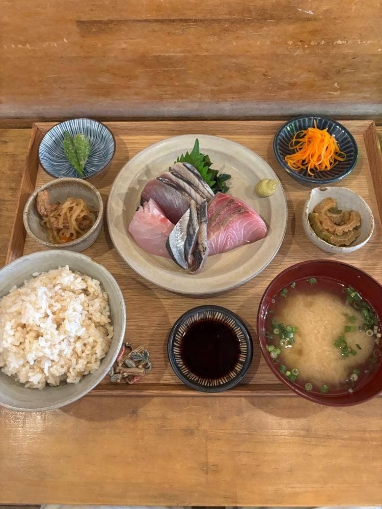 食堂めぐる