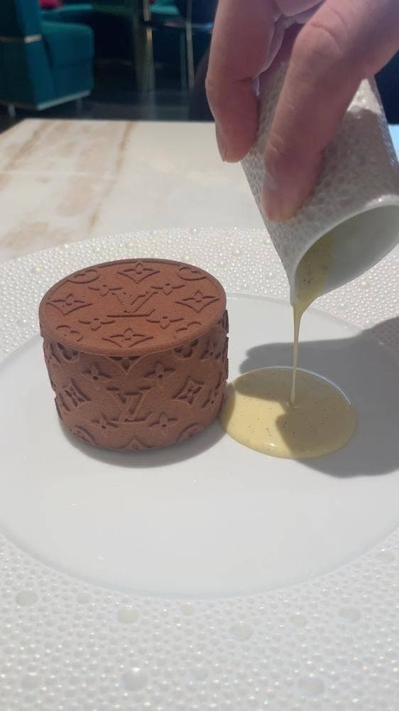 LE CAFE V ル・カフェ・ヴィー