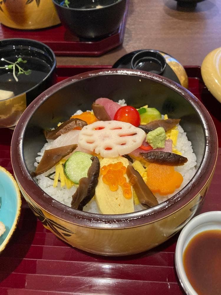 や満三