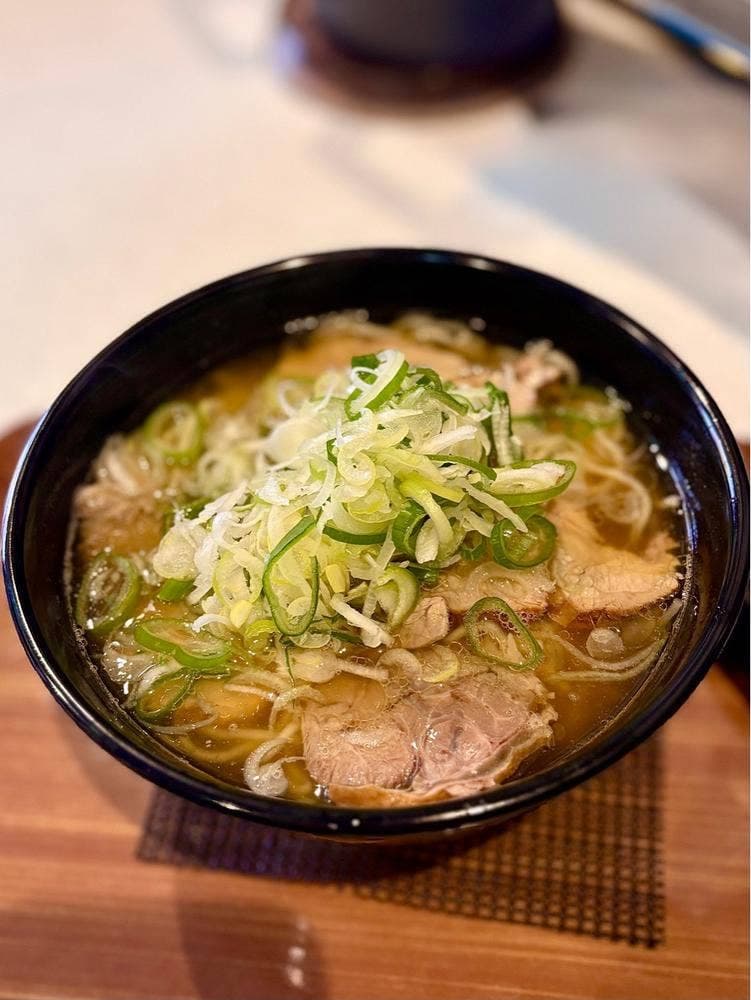 豚もおだてりゃメン喰らう